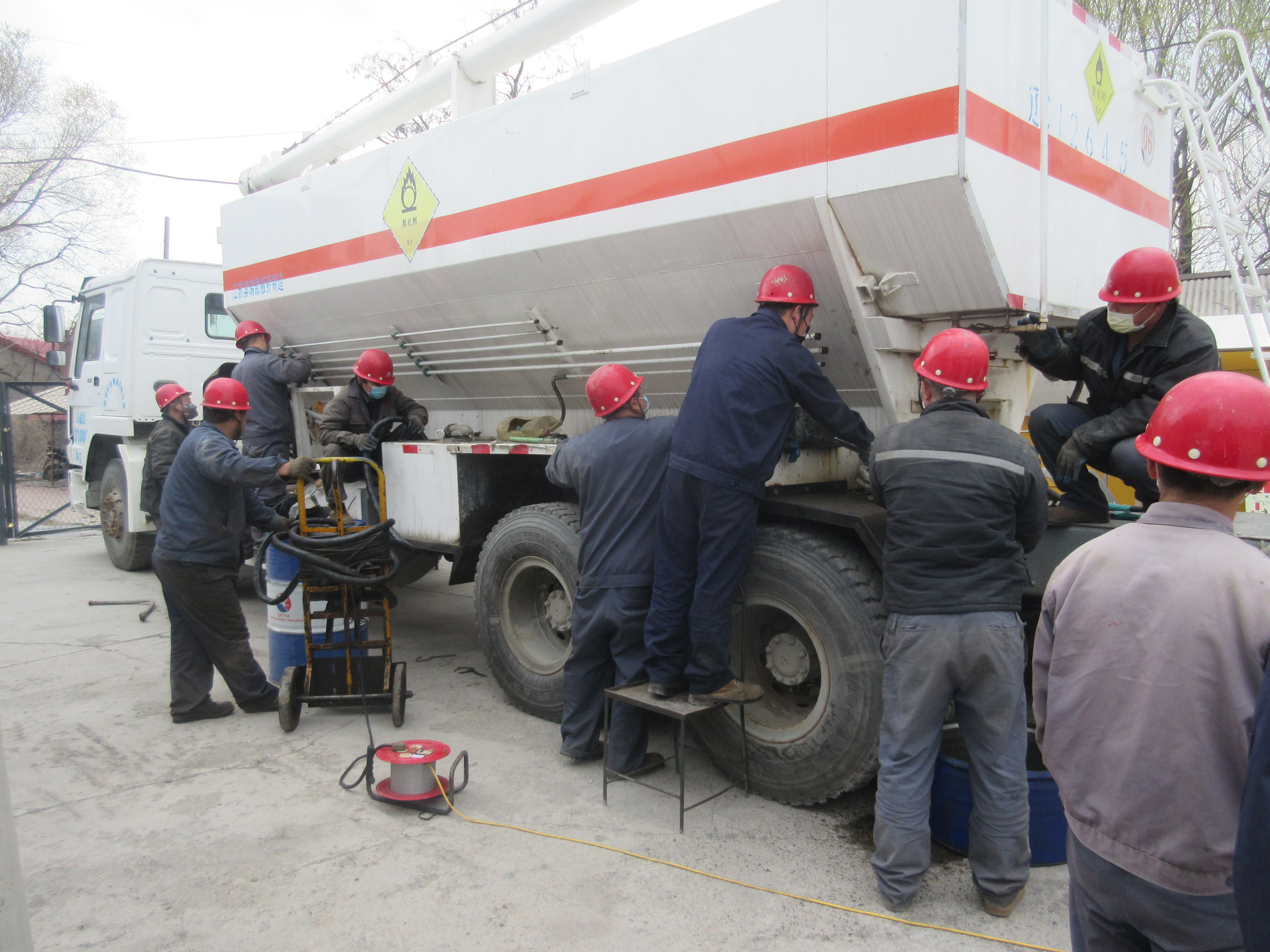 爆破化工原料制備廠(chǎng)行車(chē)班職工對(duì)火藥車(chē)輛進(jìn)行檢修.JPG