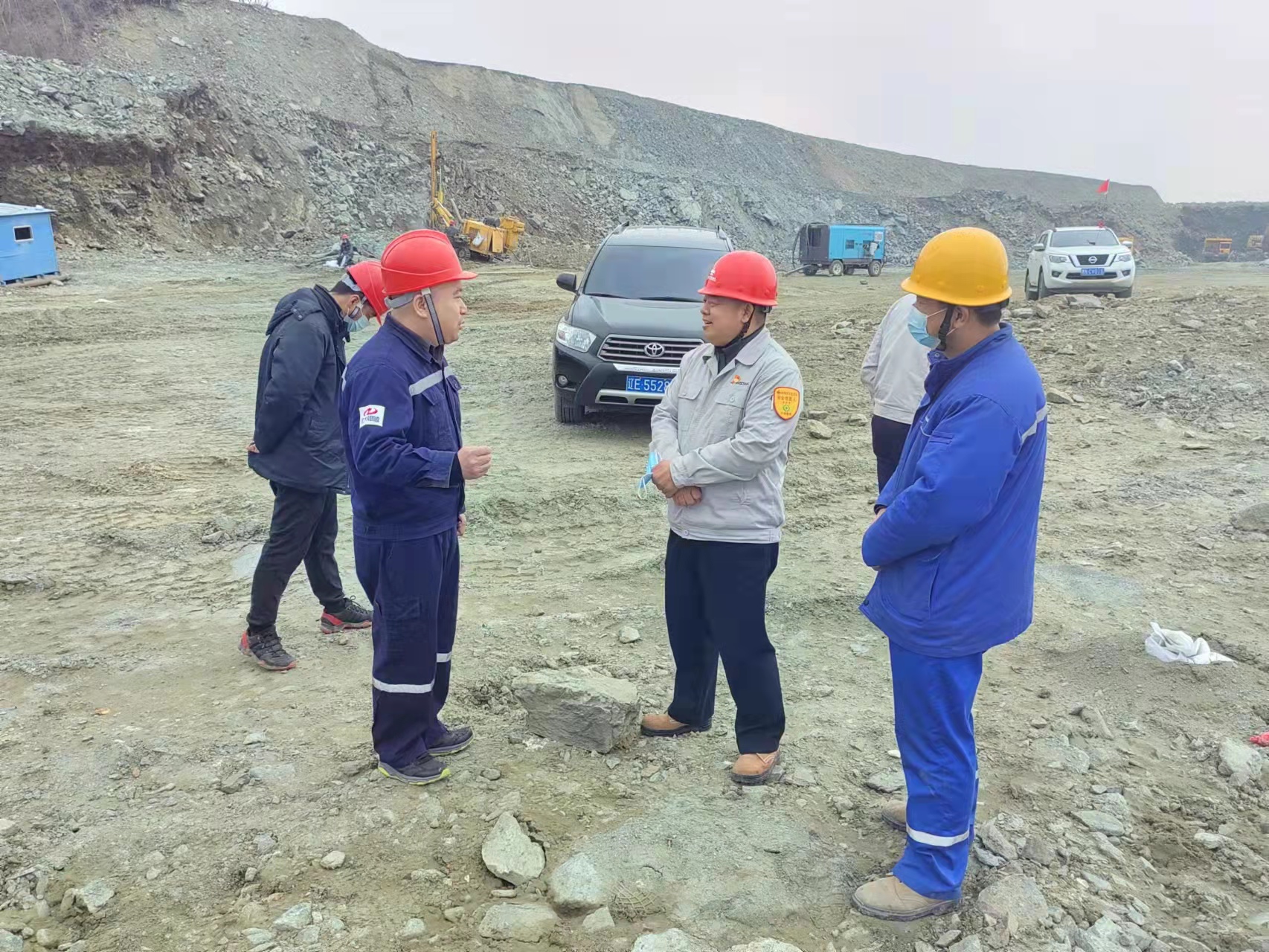 鞍鋼集團本鋼礦業(yè)公司總經理譚海生一行到宏大爆破南芬鐵礦項目調研指導